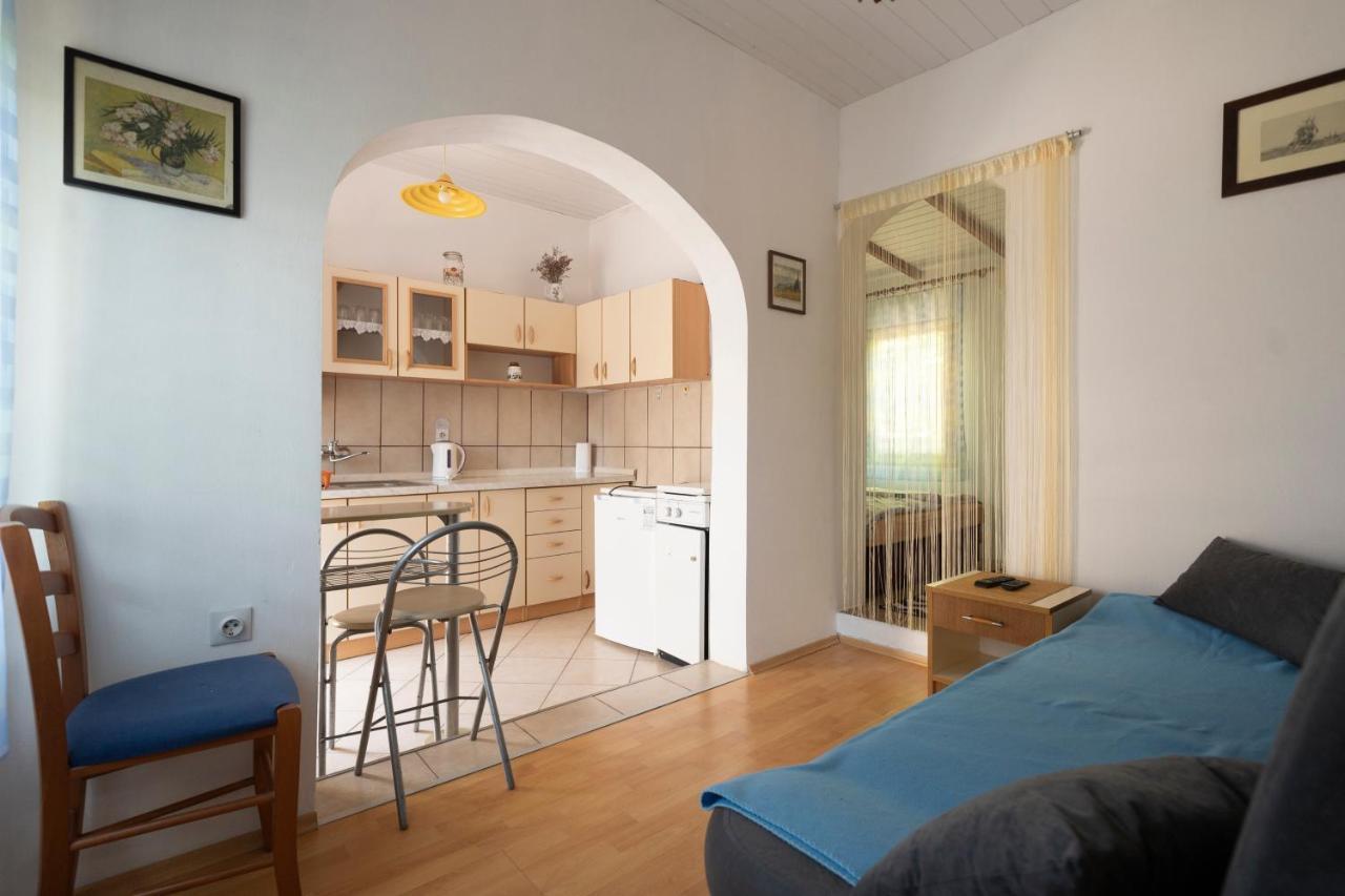 Studio Apartman Ema 2 Gornji Karin Exterior foto